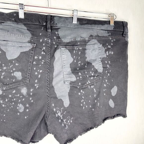 Torrid Plus Size 28 Denim Shorts Black Bleached Raw Hem Cut Off 3 Inch Jean 1648 - Picture 7 of 10